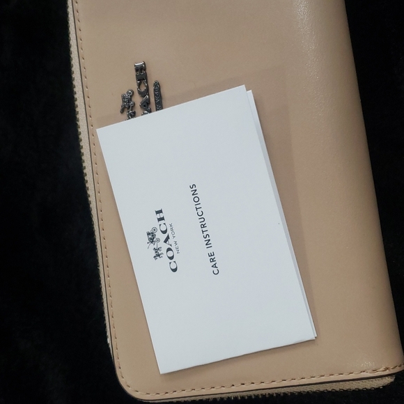 NEW Coach Wallet - Picture 3 of 7